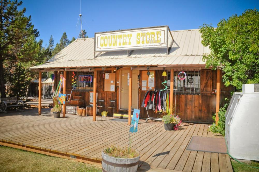Bend-Sunriver Camping Resort 24 ft. Yurt 9
